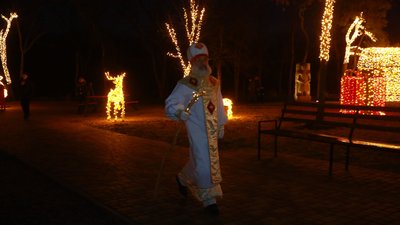 На острові Хортиця офіційно відкрили новорічне містечко та резиденцію Святого Миколая На острові Хортиця офіційно відкрили новорічне містечко та резиденцію Святого Миколая