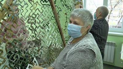 Сітки, маски та одяг: полтавські волонтери "Невтомних бабусь" готують допомогу бійцям