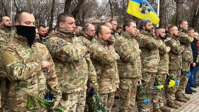 Військові віддають честь загиблим побратимам, фото: Суспільне Військові віддають честь загиблим побратимам, фото: Суспільне