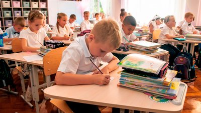 Заклади освіти на Чернігівщині поки не змінять режим роботи: Уряд відклав оголошення «жовтої» зони