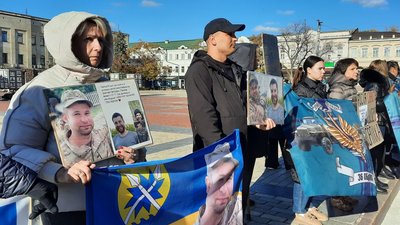 У Кропивницького відбувається акція-нагадування про зниклих безвісти й полонених захисників У Кропивницького відбувається акція-нагадування про зниклих безвісти й полонених захисників
