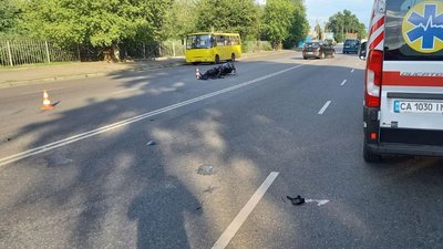 ДТП з мотоциклом у Черкасах: двоє людей з різними травмами у лікарні