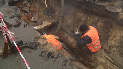 У Житомирі через порив тепломережі у деяких будинках міста відключено опалення У Житомирі через порив тепломережі у деяких будинках міста відключено опалення