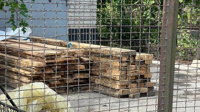 "Завезли шифер на покрівлю, дошки": жителі Кривого Рогу лагодять будинки після атаки безпілотниками у ніч на 14 липня "Завезли шифер на покрівлю, дошки": жителі Кривого Рогу лагодять будинки після атаки безпілотниками у ніч на 14 липня