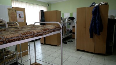 У Рівному бездомні гріються у кімнаті обігріву. Хто ще та якими послугами там користується У Рівному бездомні гріються у кімнаті обігріву. Хто ще та якими послугами там користується