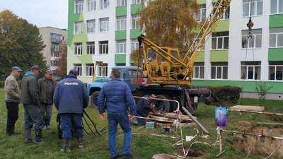 Тепловики замінюють трубопровід поблизу школи №17 у Луцьку Тепловики замінюють трубопровід поблизу школи №17 у Луцьку