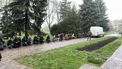 "Він героєм залишиться для нас завжди": у Полтаві попрощалися із бійцем Сергієм Нелюбою "Він героєм залишиться для нас завжди": у Полтаві попрощалися із бійцем Сергієм Нелюбою