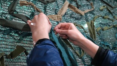 Плетуть маскувальні сітки й збирають допомогу для «гарячих» точок. Як у Дніпрі працює волонтерський центр – фоторепортаж Плетуть маскувальні сітки й збирають допомогу для «гарячих» точок. Як у Дніпрі працює волонтерський центр – фоторепортаж
