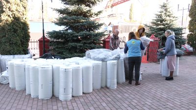 У Рівному переселенцям видавали розкладачки, ковдри та кухонне приладдя У Рівному переселенцям видавали розкладачки, ковдри та кухонне приладдя
