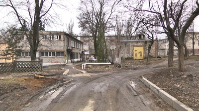 "Це травмонебезпечна дорога". У Маріуполі відремонтують тротуар для людей з інвалідністю "Це травмонебезпечна дорога". У Маріуполі відремонтують тротуар для людей з інвалідністю