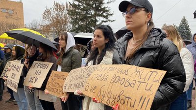 У Черкасах відбулася акція "Гроші на ЗСУ" під дощем У Черкасах відбулася акція "Гроші на ЗСУ" під дощем