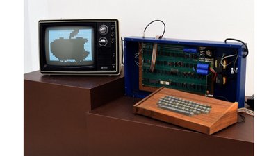 Комп’ютер Apple-1, який Джобс та Возняк зібрали в гаражі, продали за $400 тисяч Комп’ютер Apple-1, який Джобс та Возняк зібрали в гаражі, продали за $400 тисяч