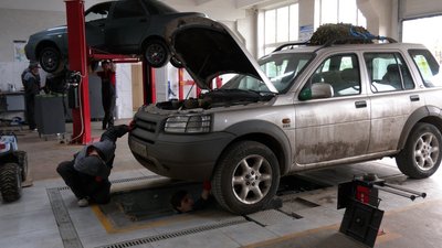 "Воскрешають з мертвих". 10 автомайстрів з Прикарпаття полагодили понад 200 автомобілів з передової "Воскрешають з мертвих". 10 автомайстрів з Прикарпаття полагодили понад 200 автомобілів з передової