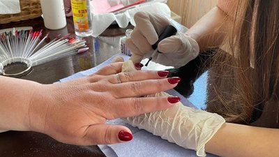 Майстриня манікюру з Миколаєва переїхала до села та продовжує свою справу Майстриня манікюру з Миколаєва переїхала до села та продовжує свою справу