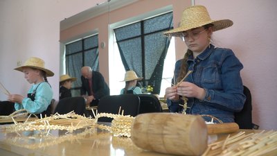 Микола Чирва з Підгородного 39 років виготовляє солом'яні брилі Микола Чирва з Підгородного 39 років виготовляє солом'яні брилі
