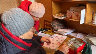 Поштарка приносить пенсію Поштарка приносить пенсію