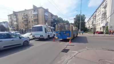 У Житомирі сталася ДТП – зіткнулися тролейбус та автомобіль У Житомирі сталася ДТП – зіткнулися тролейбус та автомобіль