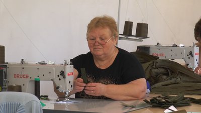 Як у прикарпатському селі організували виробництво тисяч аптечок для ЗСУ Як у прикарпатському селі організували виробництво тисяч аптечок для ЗСУ