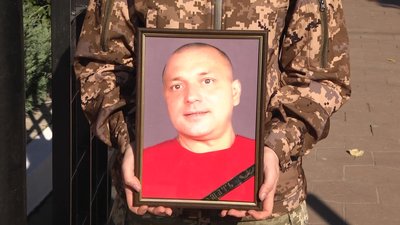 Загинули на Херсонщині та Чернігівщині: в Житомирі попрощалися з трьома захисниками України Загинули на Херсонщині та Чернігівщині: в Житомирі попрощалися з трьома захисниками України