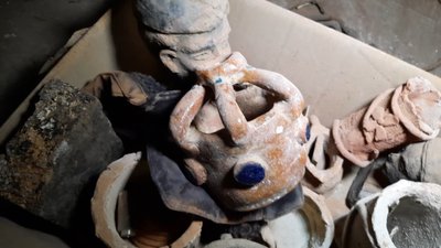 На фото артефакти, які віднайшли на горищі палацу. На фото артефакти, які віднайшли на горищі палацу.