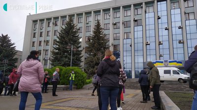 Торговці з центрального ринку Рівного вимагають дозволу відновити роботу Торговці з центрального ринку Рівного вимагають дозволу відновити роботу