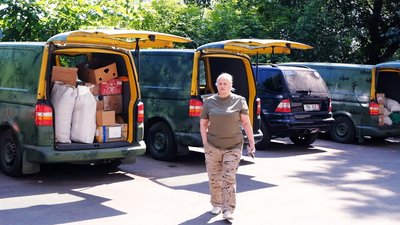 Від консервів до маскувальних сіток: вінницькі волонтери відправили на передову чотири автівки гумдопомоги