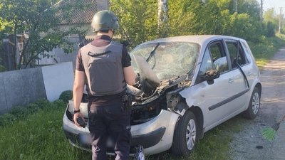 Поліцейський біля пошкодженого автомобіля у Гусинці на Купʼянщині, 20 травня 2026 року