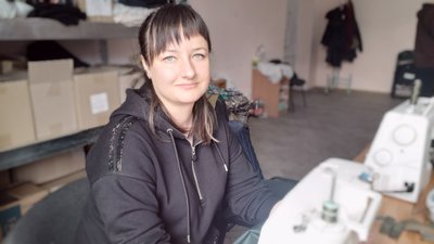 "Відчуття, що ми можемо їм допомогти". Як у Запоріжжі працює волонтерський швейний цех