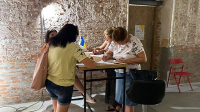Продуктові набори, консультація юристів та психологів. У Дніпрі відкрили хаб для переселенців