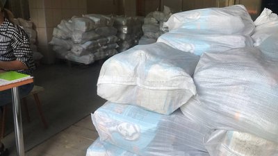 На Полтавщині благодійний фонд роздає продукти переселенцям
