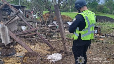 Поліціянт документує наслідки атаки РФ, Білопільська громада, 5 травня, 2025 рік