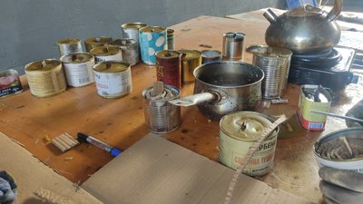 50 свічок у день – в Житомирському центрі обліку бездомних осіб виготовляють окопні свічки для ЗСУ 50 свічок у день – в Житомирському центрі обліку бездомних осіб виготовляють окопні свічки для ЗСУ