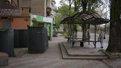 Габіони на зупинці громадського транспорту у Херсоні