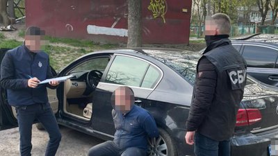 СБУ затримала львівського поліцейського під час отримання 3 тисяч доларів