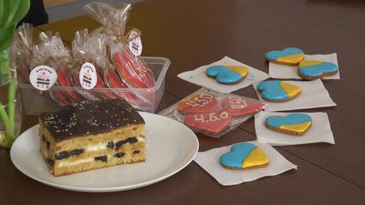 В Івано-Франківську дружини воїнів готують і продають випічку, щоб допомогти ЗСУ В Івано-Франківську дружини воїнів готують і продають випічку, щоб допомогти ЗСУ