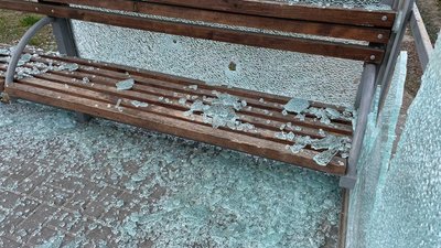 Пошкоджені житлові будинки та понівечені автомобілі. Наслідки обстрілів в спальному районі Миколаєва Пошкоджені житлові будинки та понівечені автомобілі. Наслідки обстрілів в спальному районі Миколаєва