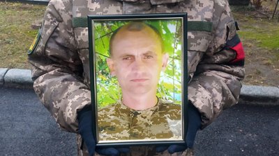 "Казав: мама щоб не знала". У Сумах поховали загиблого воїна Олександра Шевченка "Казав: мама щоб не знала". У Сумах поховали загиблого воїна Олександра Шевченка