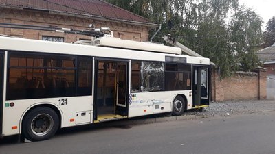 У Кропивницькому тролейбус збив електроопору та врізався у будинок У Кропивницькому тролейбус збив електроопору та врізався у будинок