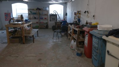 "Щоб ти бачив: сортування відходів має сенс". Попри обстріли у Запоріжжі працює майстерня з переробки пластику