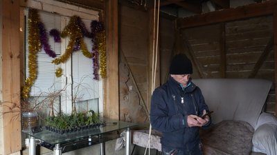 Батько Героя Небесної Сотні живе у недобудованому помешканні без комунікацій, бо втратив дім внаслідок ракетного удару РФ Батько Героя Небесної Сотні живе у недобудованому помешканні без комунікацій, бо втратив дім внаслідок ракетного удару РФ