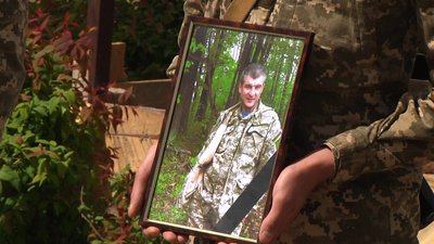У Житомирі попрощалися з військовим 13 окремого десантно-штурмового батальйону Сергієм Яхимовичем У Житомирі попрощалися з військовим 13 окремого десантно-штурмового батальйону Сергієм Яхимовичем