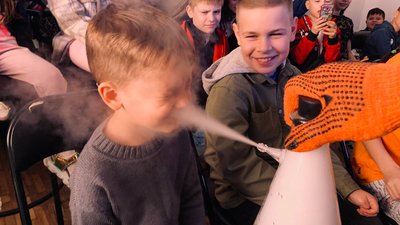 У Чернівцях провели наукове шоу для дітей-переселенців У Чернівцях провели наукове шоу для дітей-переселенців