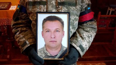 "Був дуже світлою людиною та завжди усміхався". Суми попрощалися з військовим Русланом Сташком