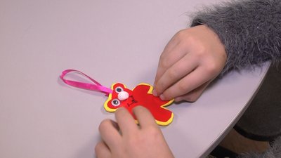 Проєкт "Тиждень безпеки". У Вінниці дітям розповідають про ПДР та виготовляють світловідбиваючі брелоки Проєкт "Тиждень безпеки". У Вінниці дітям розповідають про ПДР та виготовляють світловідбиваючі брелоки