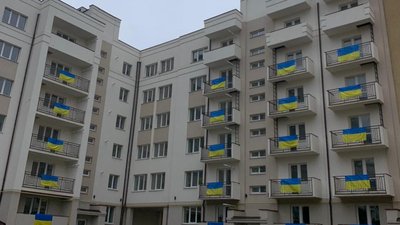 В Ужгороді багатоповерхівку прикрасили десятками синьо-жовтих стягів В Ужгороді багатоповерхівку прикрасили десятками синьо-жовтих стягів