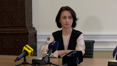Надія Кузьмичова, укриття у школі, фінанси