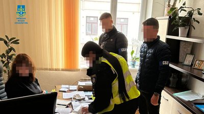 Вимагала хабара за оренду приміщення