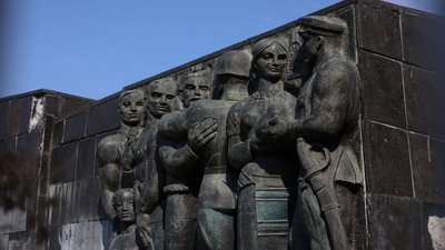 У Львові розпочали демонтаж барельєфів Монументу Слави