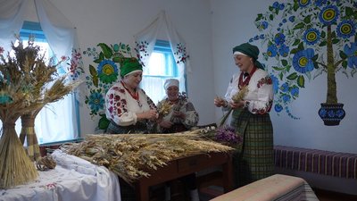 Сестри плетуть дідух
