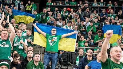 "Не втомилися підтримувати Україну". Фанати литовського "Жальгіріса" влаштували проукраїнський перфоманс на грі Євроліги